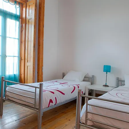 Is بيت شباب Lisboa